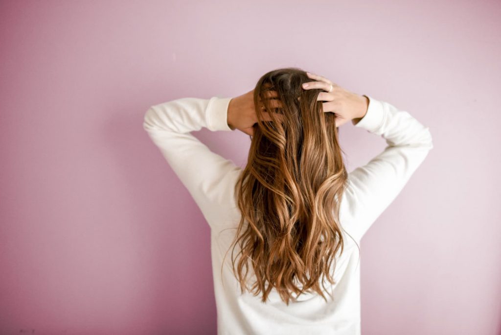 Сухой шампунь: польза или вред для волос?